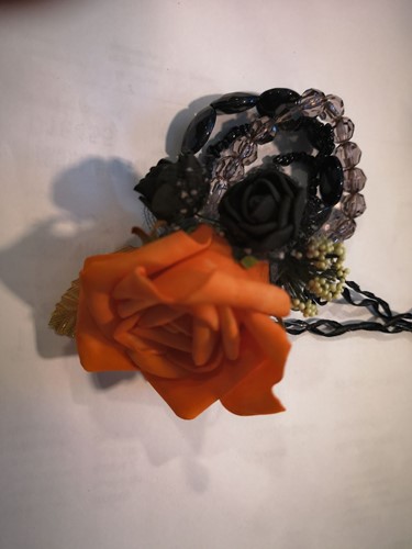 Maatwerk Polscorsage oranje zwart goud wordt op maat gemaakt, iets langere levertijd