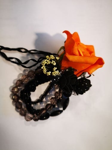 [A-022543] Maatwerk Corsage Oranje Zwart Goud passend bij 022542