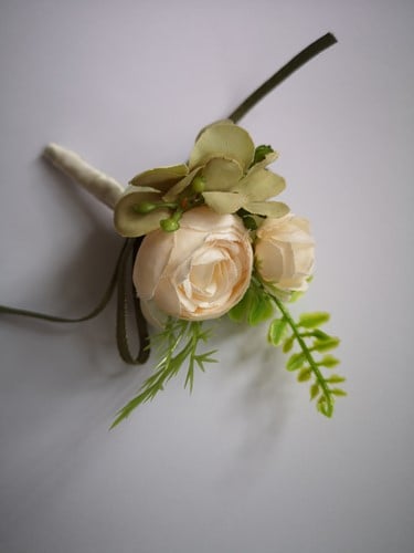 [A-024768] Luxe Corsage Champagne Ranonkels Groen met besjes no3 Boutonnière op pinclip met speld