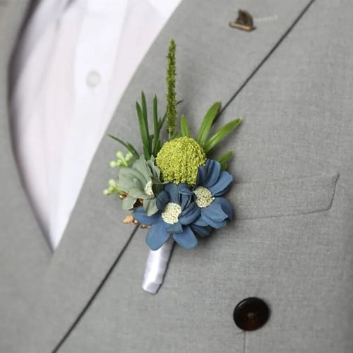 [A-025665] Luxe Corsage Craspedia Groen met blauwe bloem op pinclip met speld