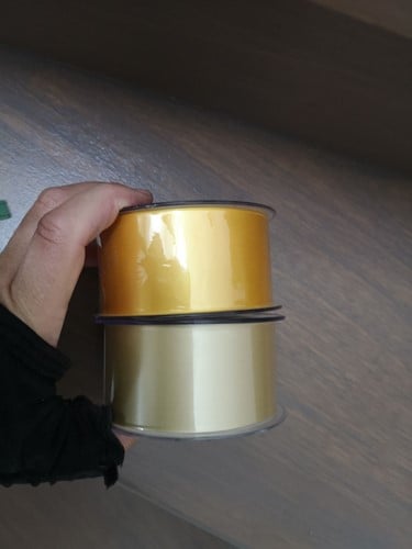 [A-019189] Bedrukt lint Geel Goud 70 mm met zwarte opdruk 80 cm per stuk